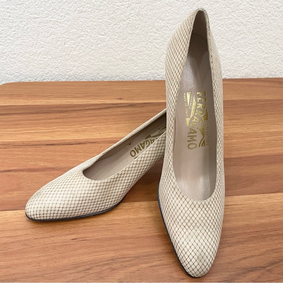 Vintage SALVATORE FERRAGAMO Nude Beige Micro Waffle Suede Heel Pumps Size 6 AAAA - Picture 2 of 15